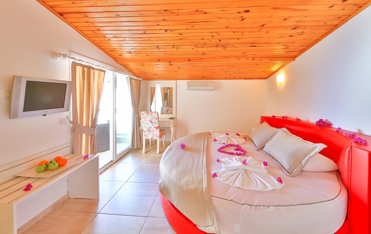 Honeymoon Room with Side Sea View
